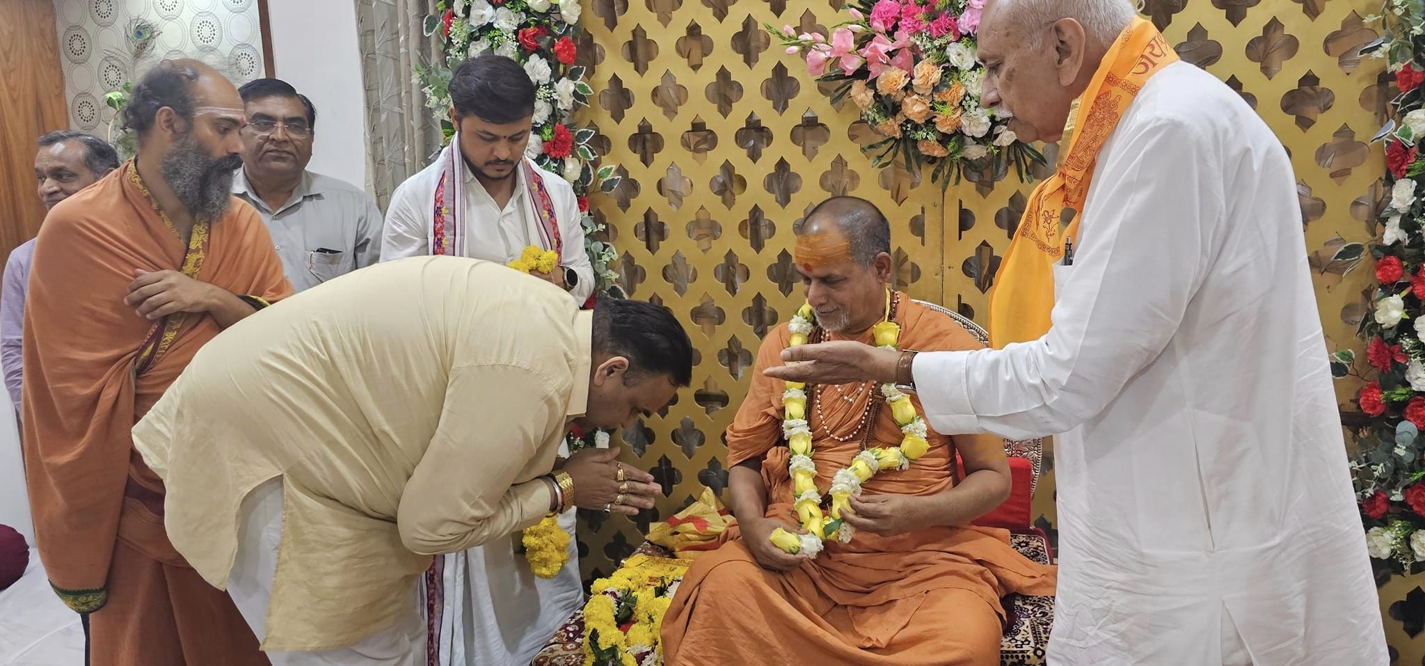 દ્વારકા શારદાપીઠ જગદગુરુ શંકરાચાર્યે શ્રી સદાનંદ સરસ્વતી મહારાજના આશીર્વાદ લીધા.